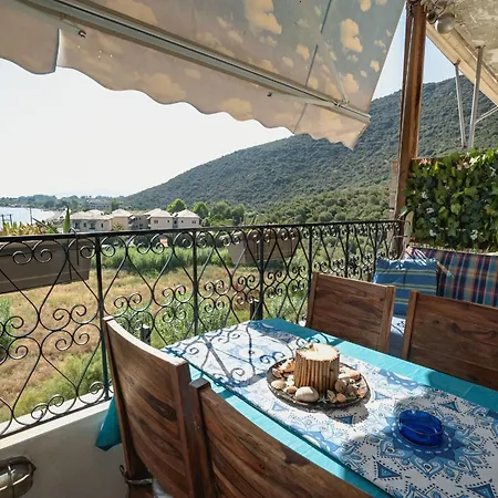 Lilly's Seaview Malaki