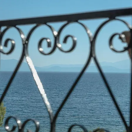 Lilly's Seaview Apartment *